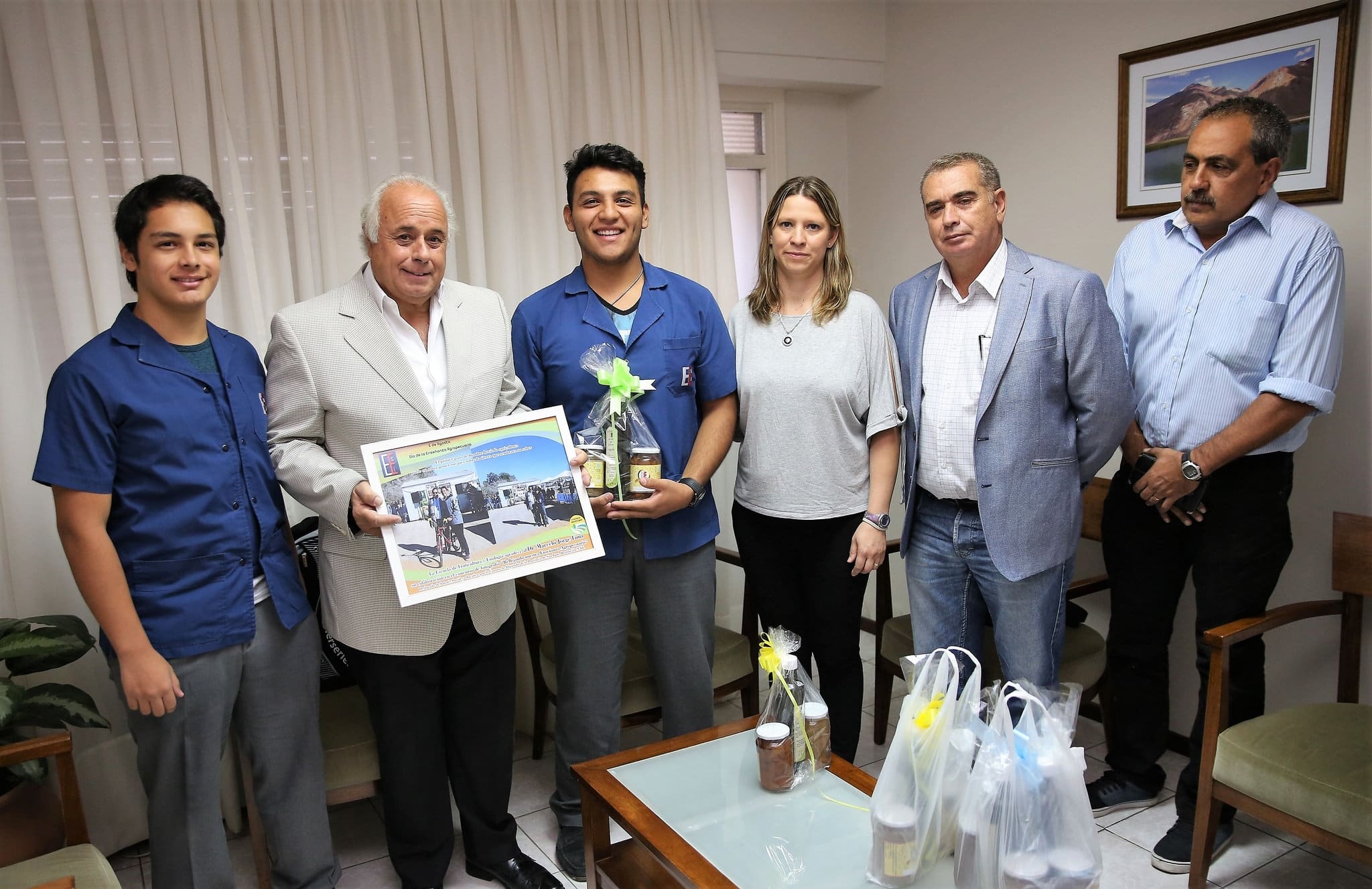 El vicegobernador Marcelo Lima junto a estudiantes y docentes de la escuela de Fruticultura y Enología.