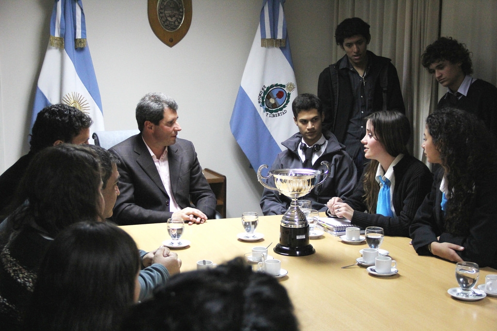 El Dr. Sergio Uñac recibió en Sala de Situación de Presidencia a integrantes de la Fundación Tuxi.