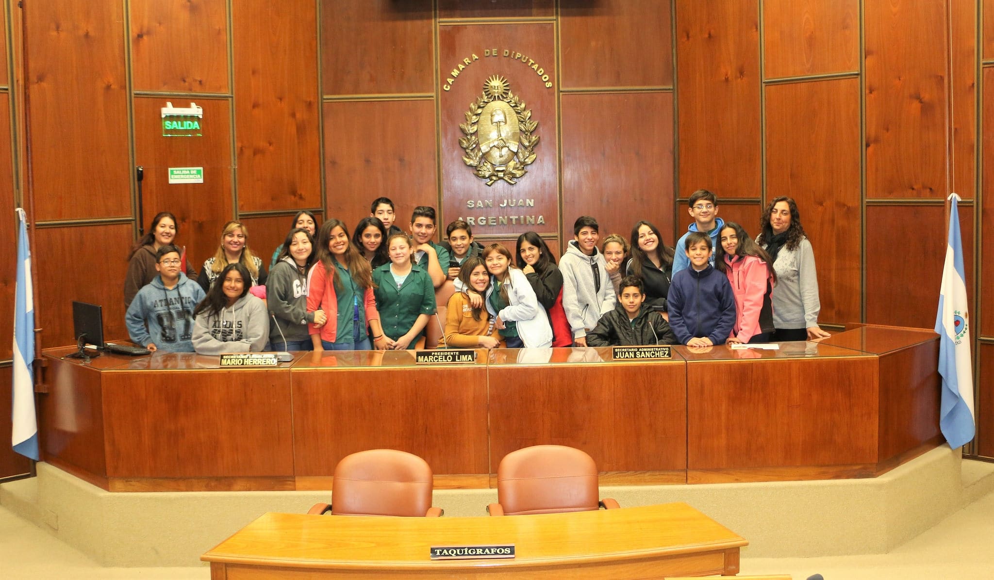 Alumnos y docentes de la escuela Arturo Illia en la Cámara de Diputados. 