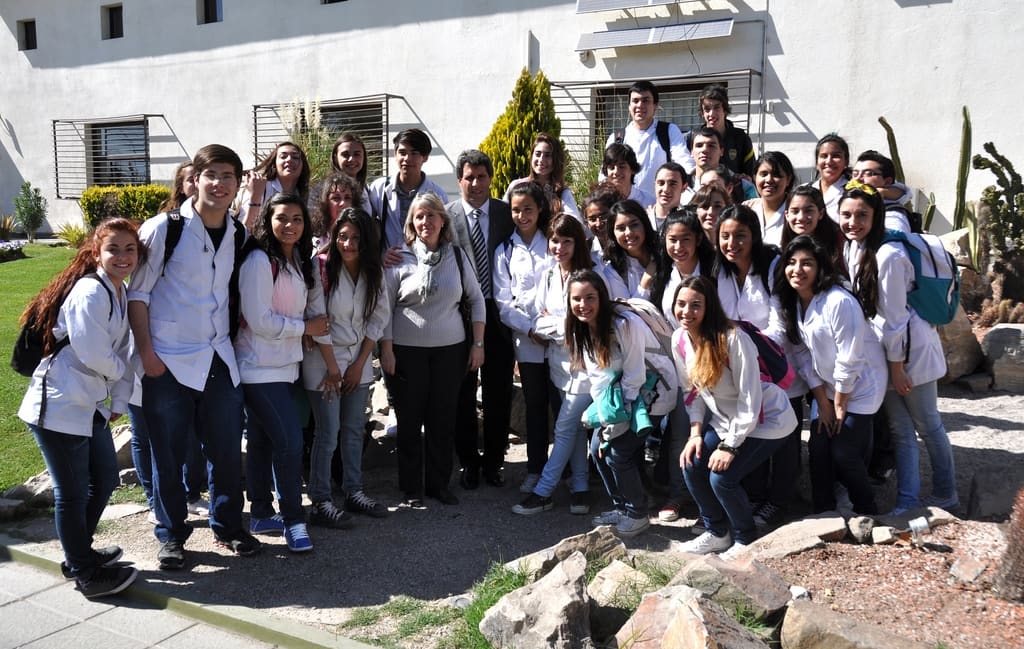 El Dr. Sergo Uñac junto a los jóvenes que recorrieron la Legislatura Provincial.
