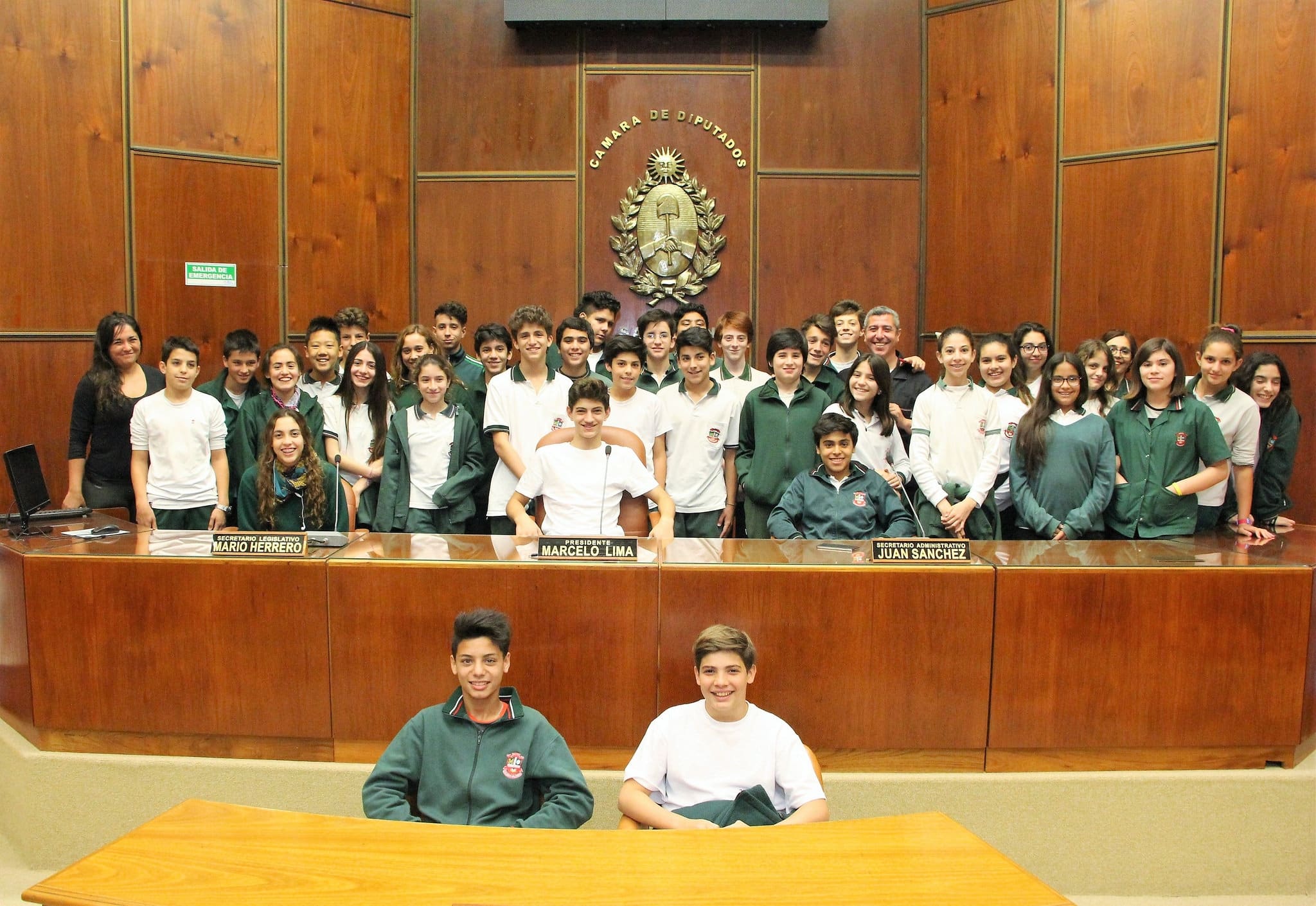 Alumnos y docentes del colegio Bilingüe Saint Paul en la Legislatura. 