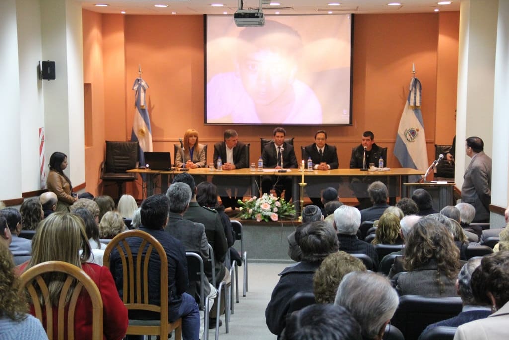 El vicegobernador Sergio Uñac presidió el acto de rememoración de los fallecidos en el atentado de la AMIA. 