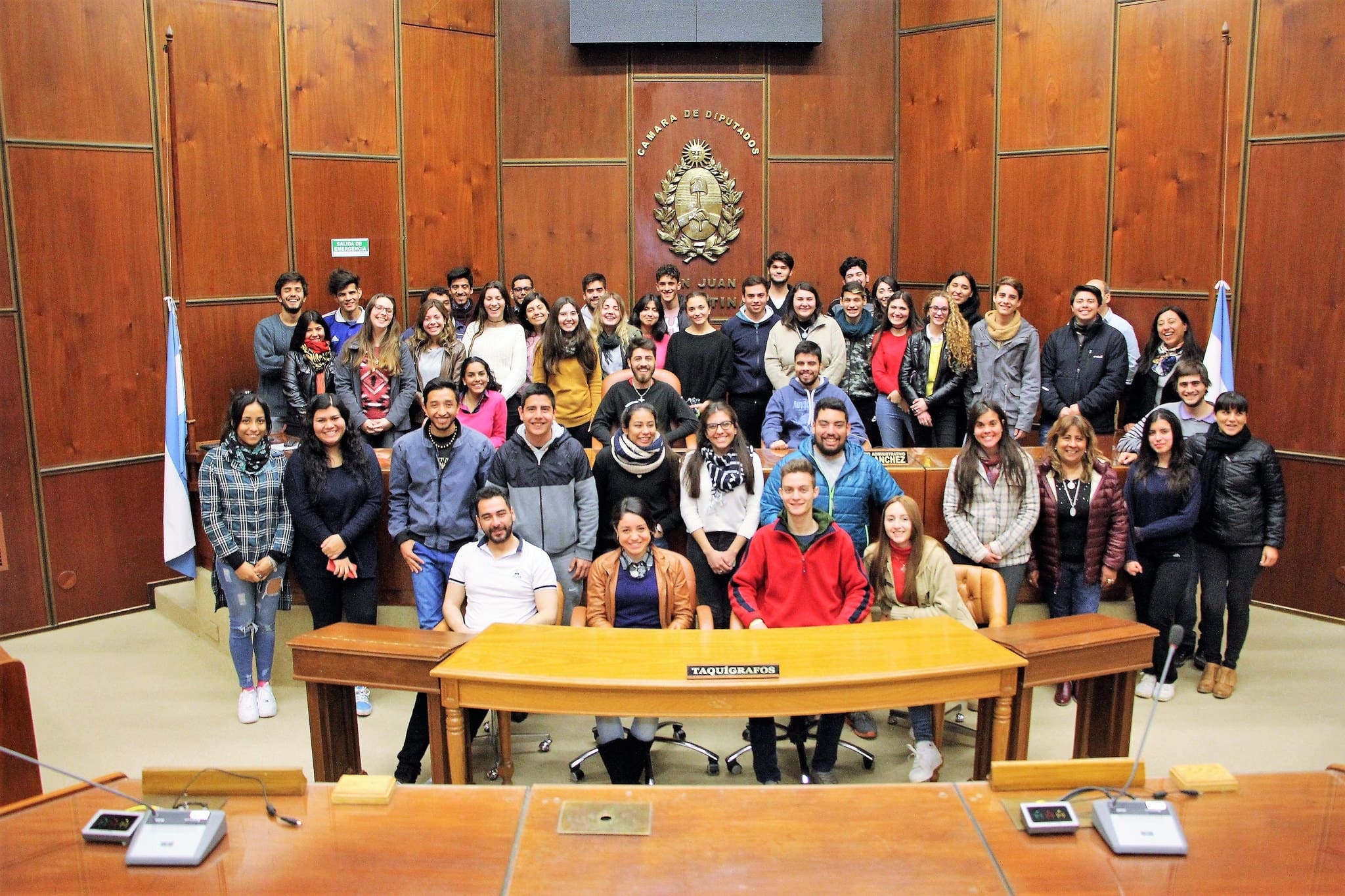 Docentes y estudiantes de la Licenciatura en Comunicación Social presentes en la Cámara de Diputados. 