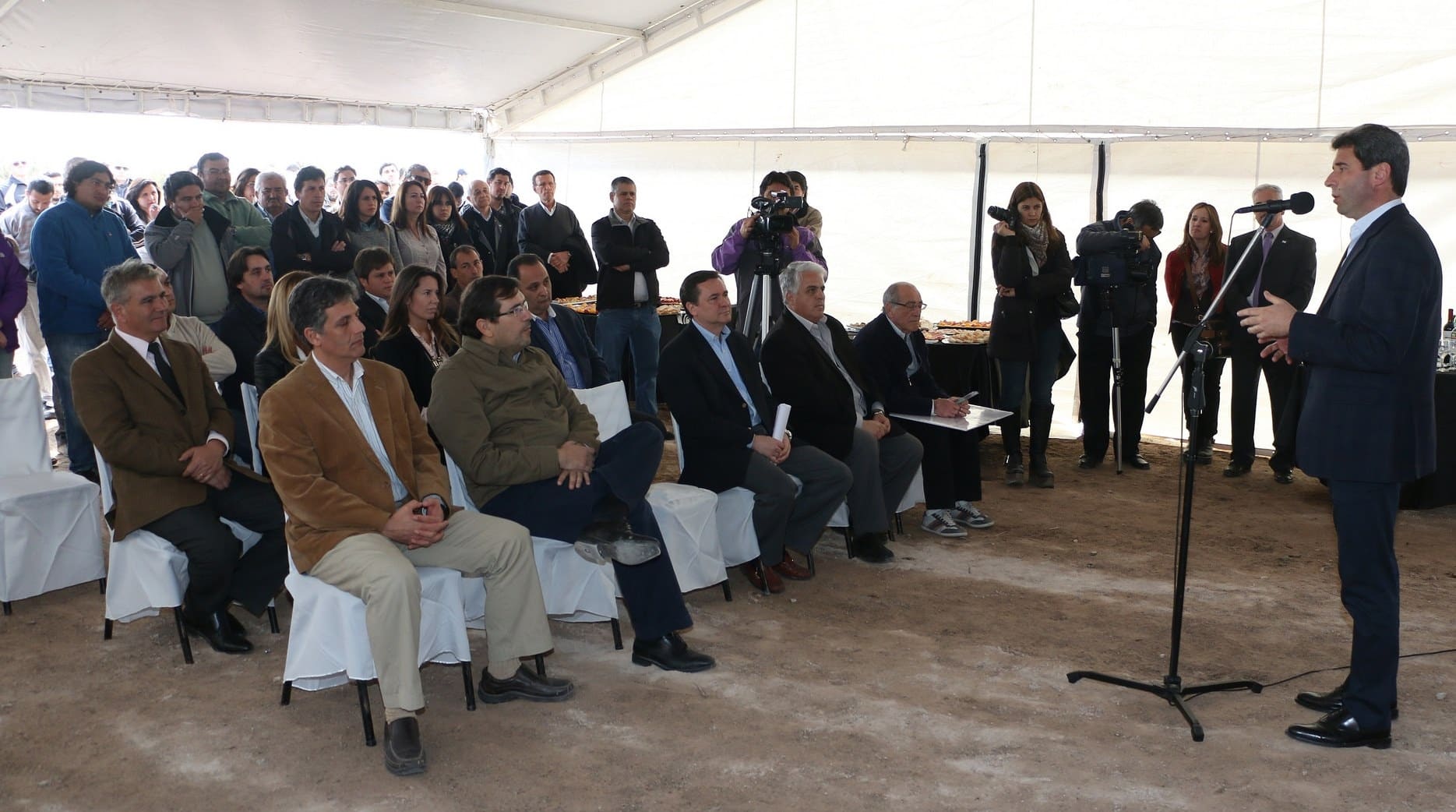 E Dr. Sergio Uñac presidió el acto de inauguración de las mejoras en la red de riego secundaria del departamento Sarmiento.