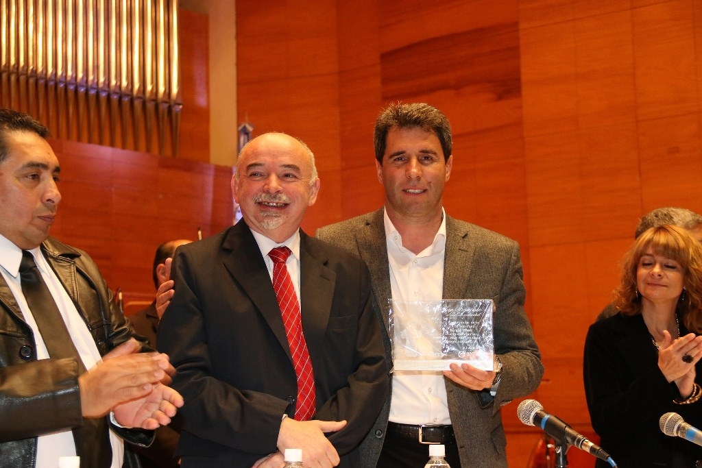 El vicegobernador Sergio Uñac recibió un premio por la Legislatura provincial en el rubro Desarrollo de Edificio Sustentable