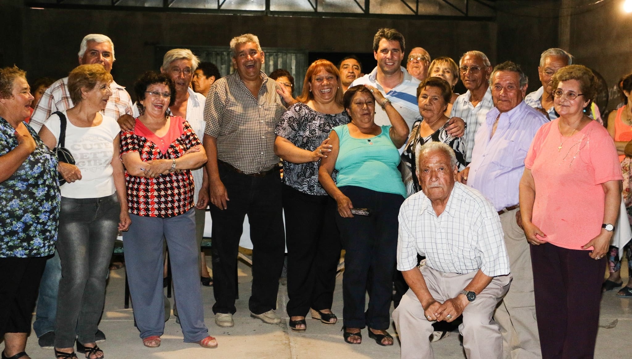 Dr. Uñac con integrantes del Centro de Jubilados