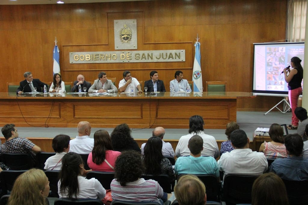 El Dr. Sergio Uñac estuvo al frente de la conferencia acompañado, entre otros, por el diputado provincial por Valle Fértil Emilio Fernández, el intendente Francisco Elizondo y el secretario de Estado Raúl Tello.