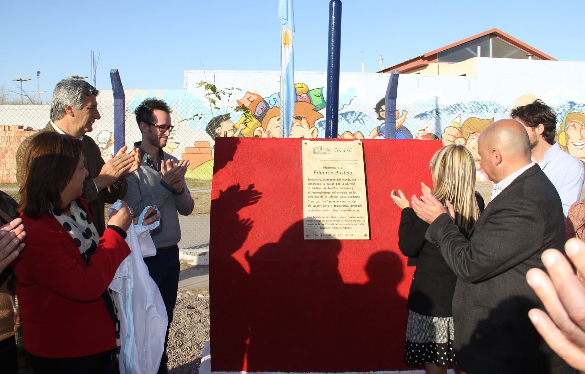 Las autoridades presentes descubrieron la placa conmemorativa de la Cámara de Diputados, en homenaje a Eduardo Bustelo.