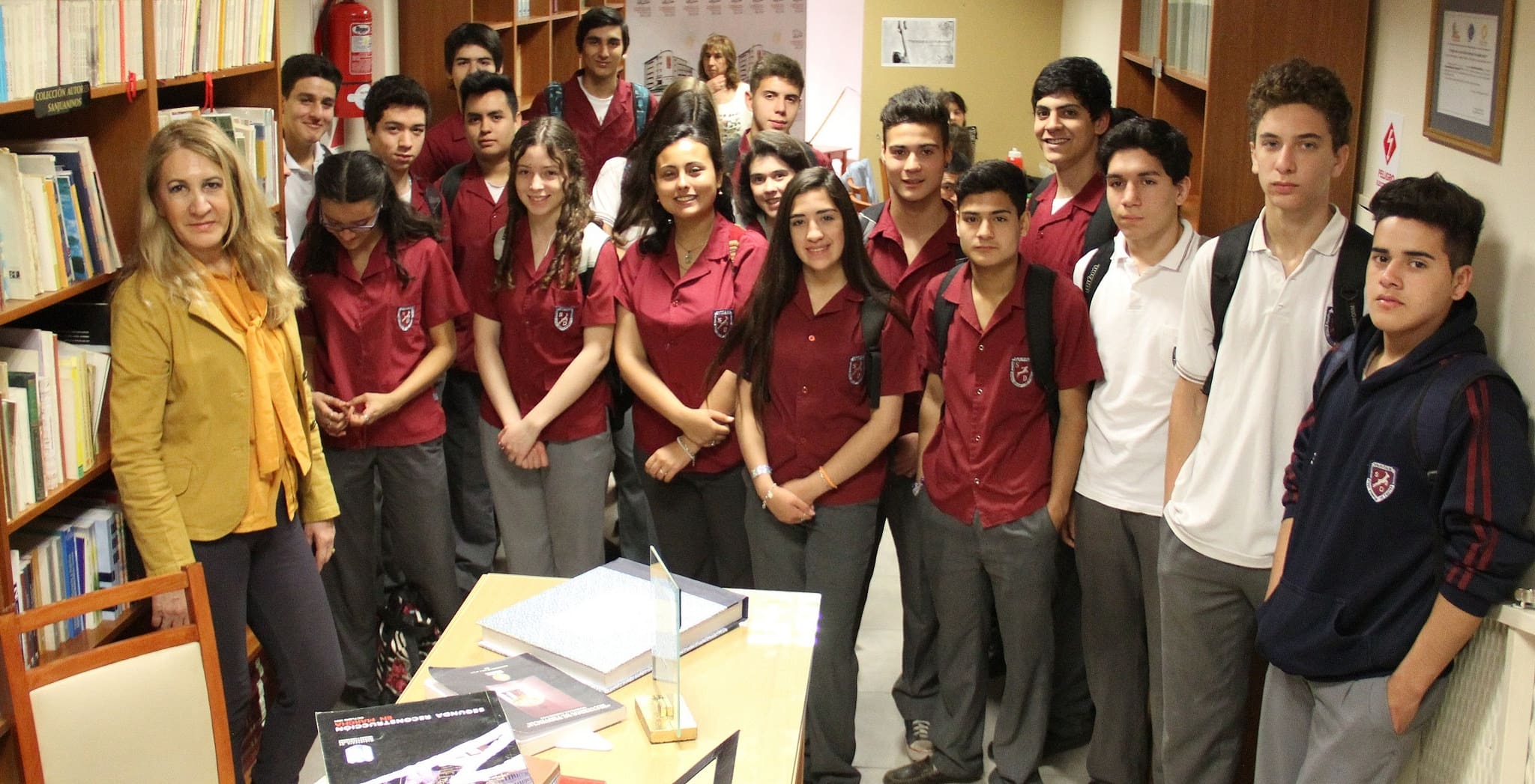 Alumnos y docentes del colegio "Santo Domingo" visitaron el edificio Legislativo. 