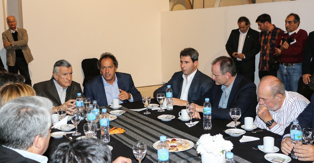 El vicegobernador Sergio Uñac junto al goberrnador José Luis Gioja y Daniel Scioli en reunión con empresarios