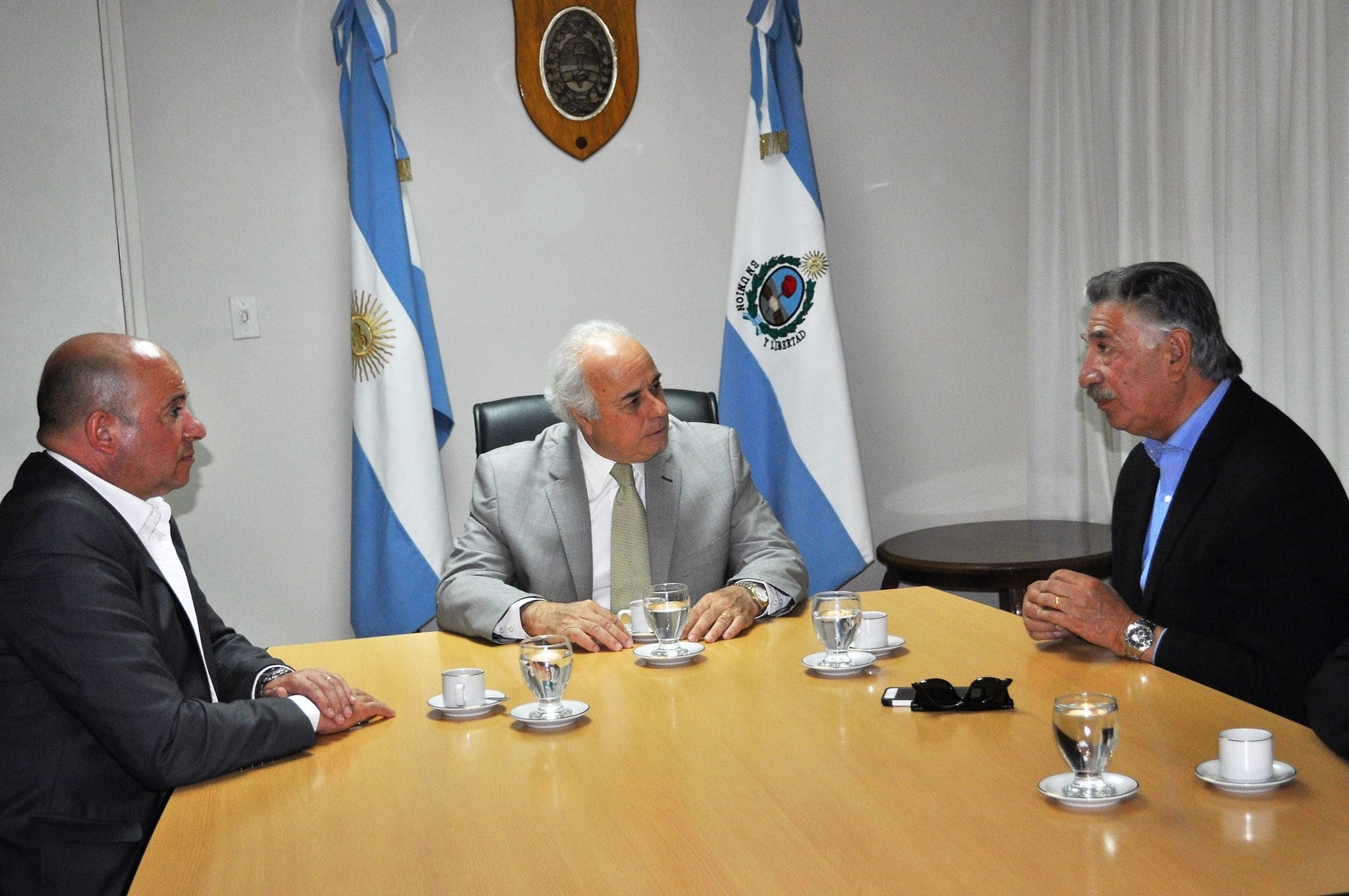Saludos protocolares del Consejero  Regional de Chile, Alberto Gallardo, al vicegobernador Marcelo Lima. 