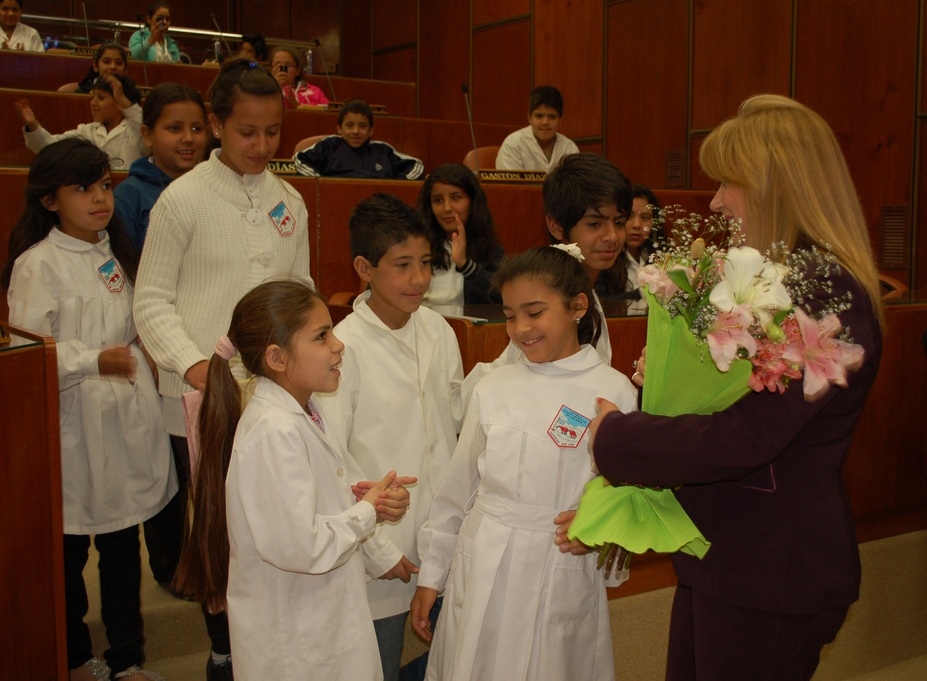 La diputada Cristina Lopez recibiendo un presente de los estudiantes de la escuela "Benita Dávila de los Ríos"