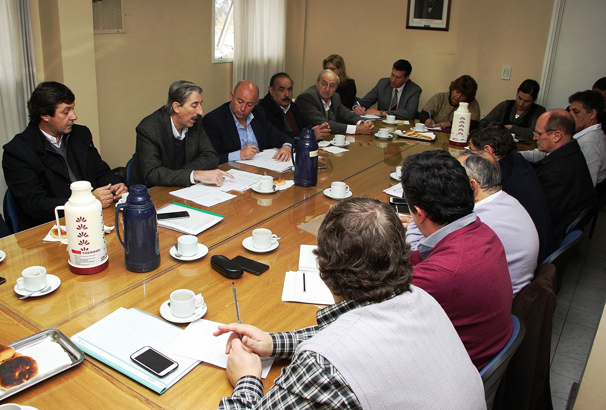 Diputados reunidos con el presidente de la empresa "Energía Provincial Sociedad del Estado" (E.P.S.E.), Víctor Doña.  
