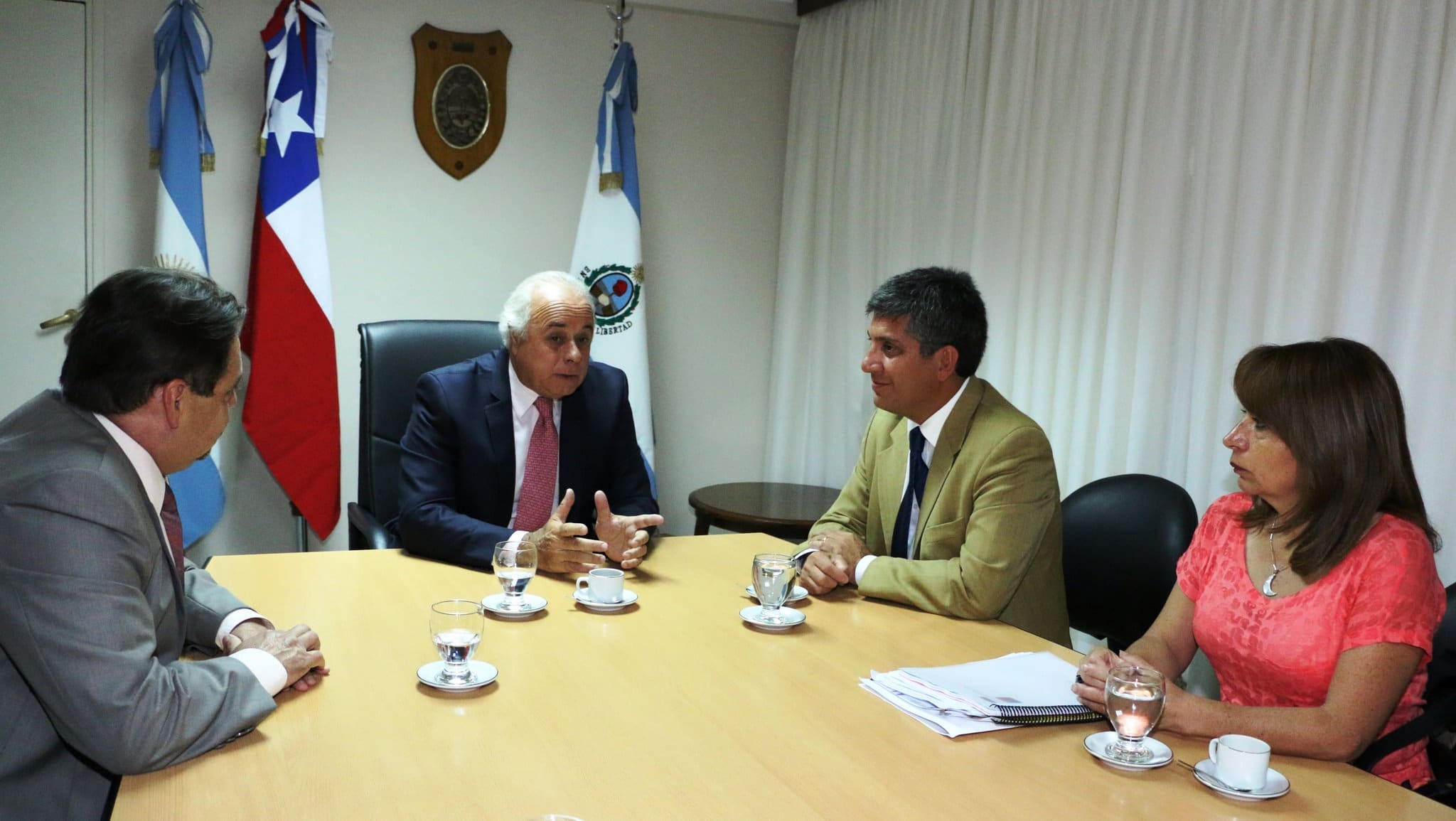 El vicegobernador de San Juan, Dr. Marcelo Lima reunido con el intendente de la Región de Coquimbo de Chile, Claudio Ibáñez González, acompañado por la jefa de Gabinete, Mónica Bazán Garmendia. 