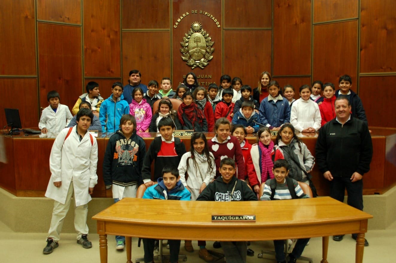 Juntos alumnos y docentes de ambas escuelas del departamento Santa Lucía.