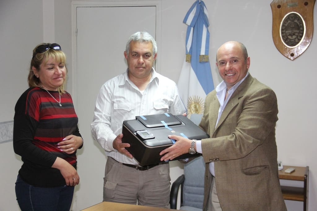 El diputado provincial García Nieto entregó la impresora laser a representantes de la Agrupación.