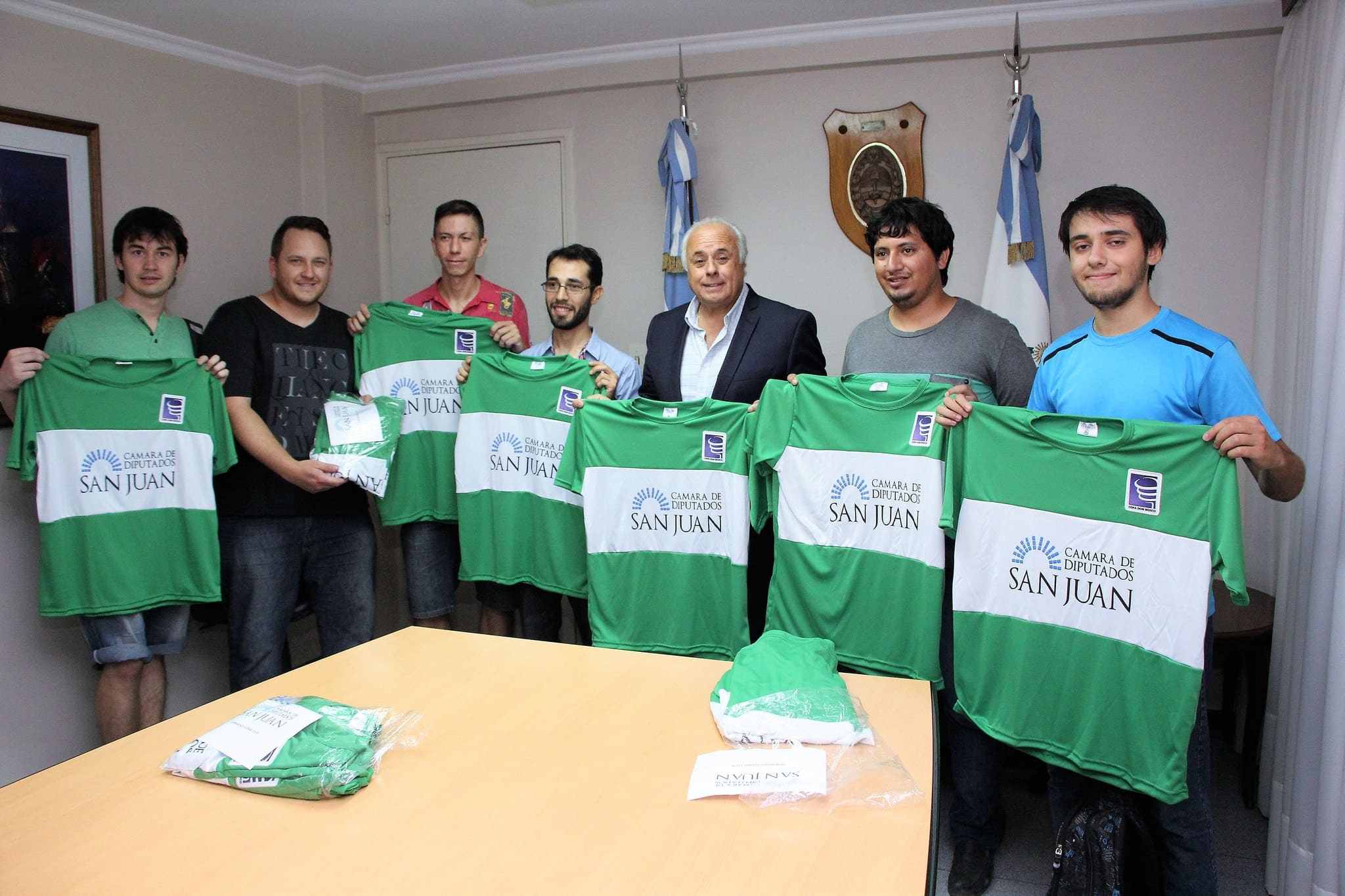 El vicegobernador Marcelo Lima en la entrega de camisetas a integrantes de Don Bosco Fútbol Club. 