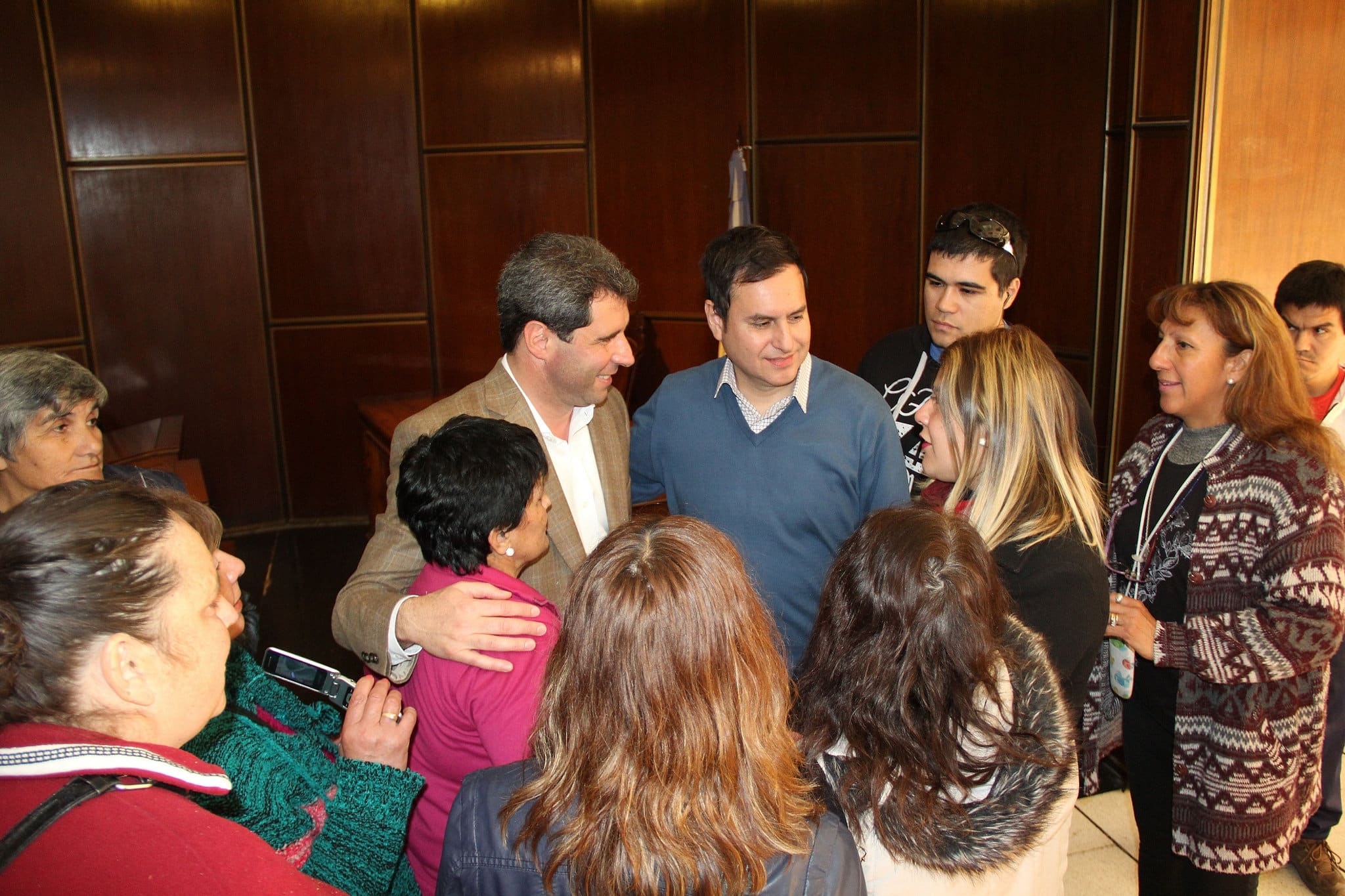 El Dr. Sergio Uñac junto al titular de la Dirección de Personas con Discapacidad, Roberto Juárez y los visitantes.