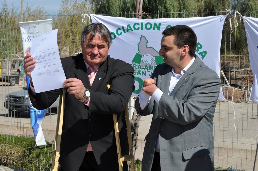 El legislador Gastón Díaz entregó una copia de la Resolución de la Cámara de Diputados.