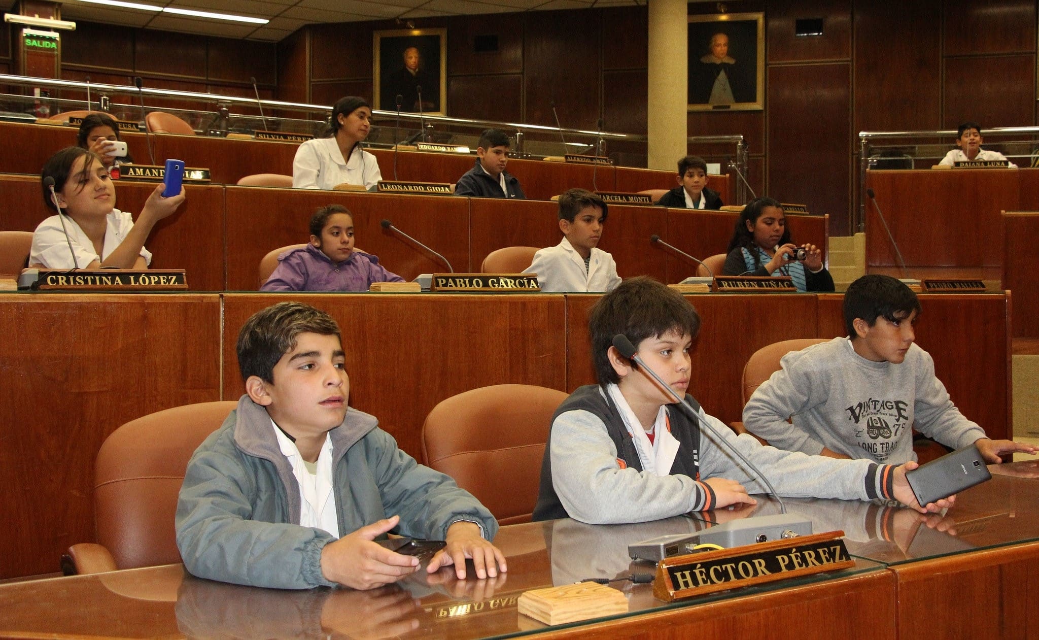 Alumnos y docentes de la escuela Timoteo Maradona presentes en la Cámara de Diputados. 