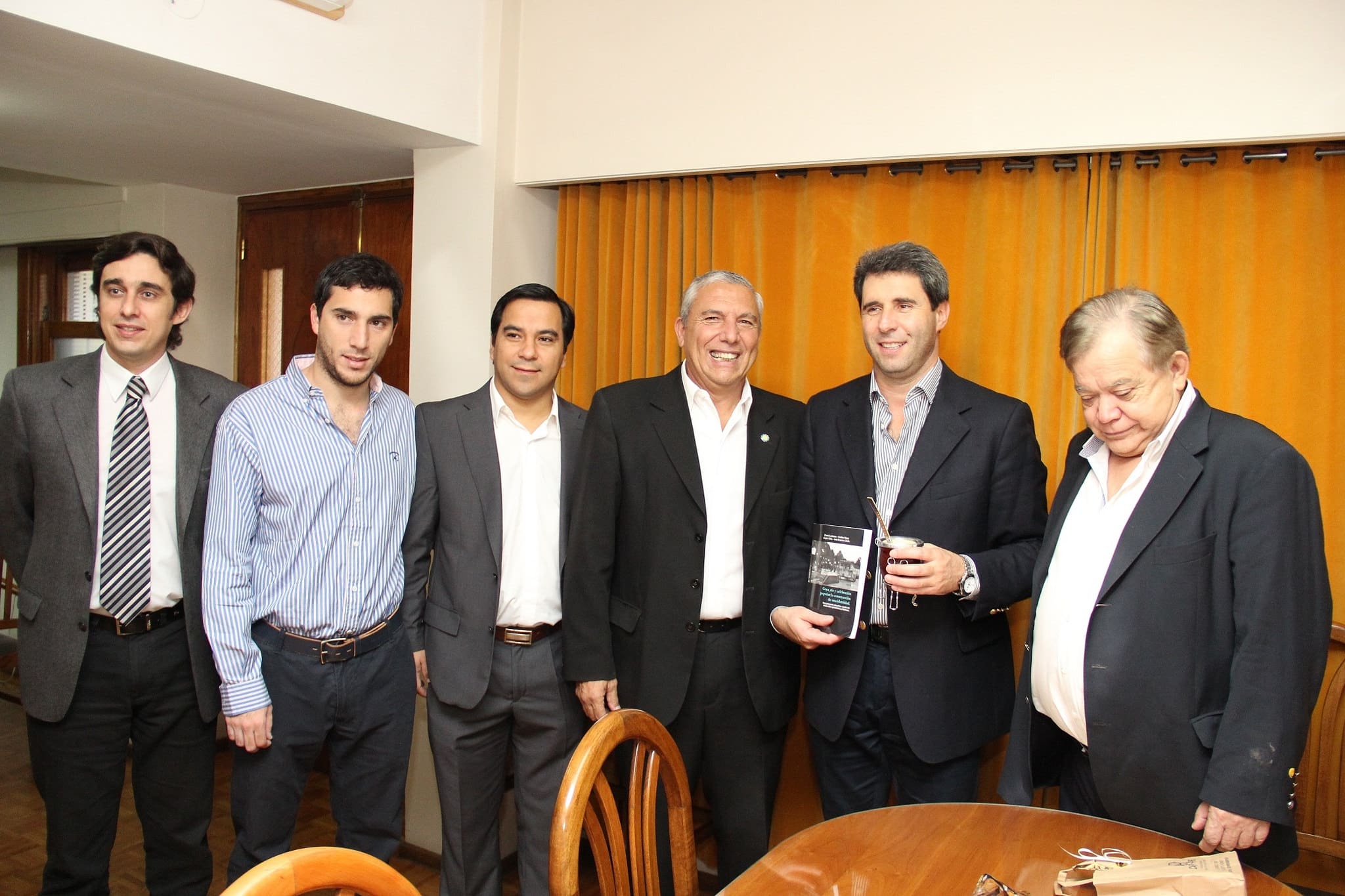 El Dr. Sergio Uñac, junto al secretario Legislativo Emilio Baistrocchi y las autoridades correntinas que visitaron la Legislatura Provincial.