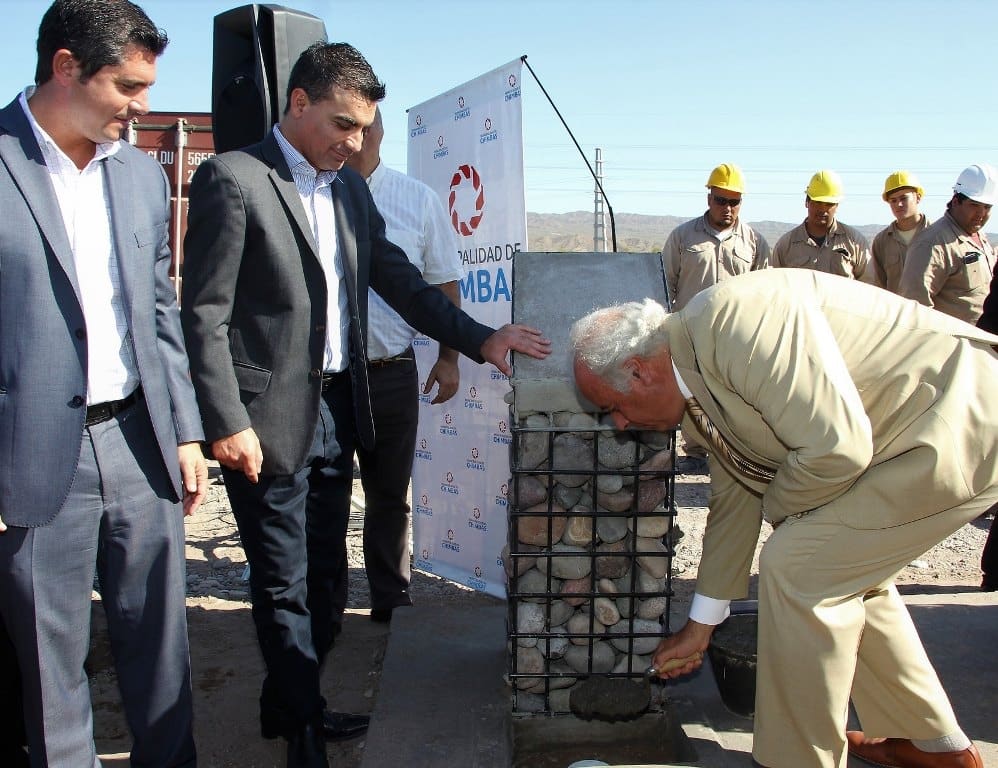 El vicegobernador en ejercicio del Poder Ejecutivo, Marcelo Lima, procede a insertar cemento en la piedra basal del Punto de Trasbordo de RSU junto a los intendentes de Chimbas, Fabián Gramajo y de Santa Lucía, Marcelo Orrego.