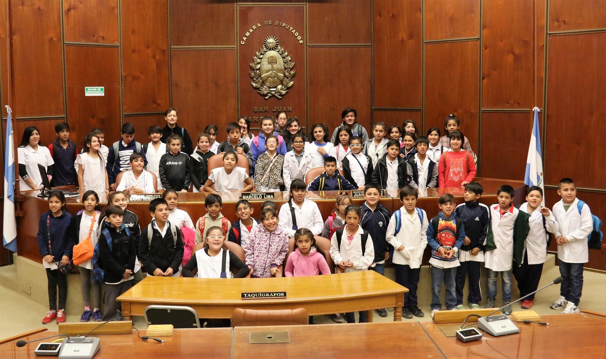 Alumnos y docentes de la escuela "Arturo Capdevilla" en la Cámara de Diputados. 