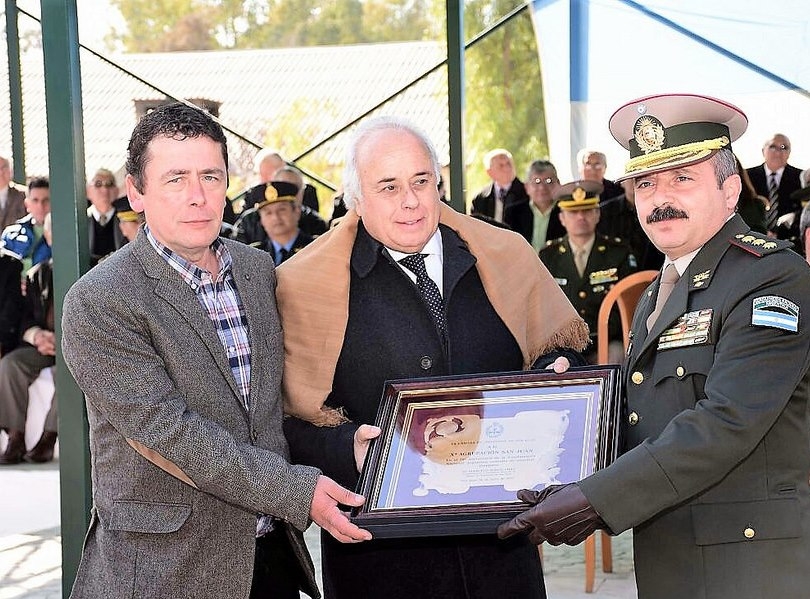 El diputado Héctor Pérez y el vicegobernador Marcelo Lima entregaron un obsequio al comandante mayor, Marcelo Wilfredo Bravi