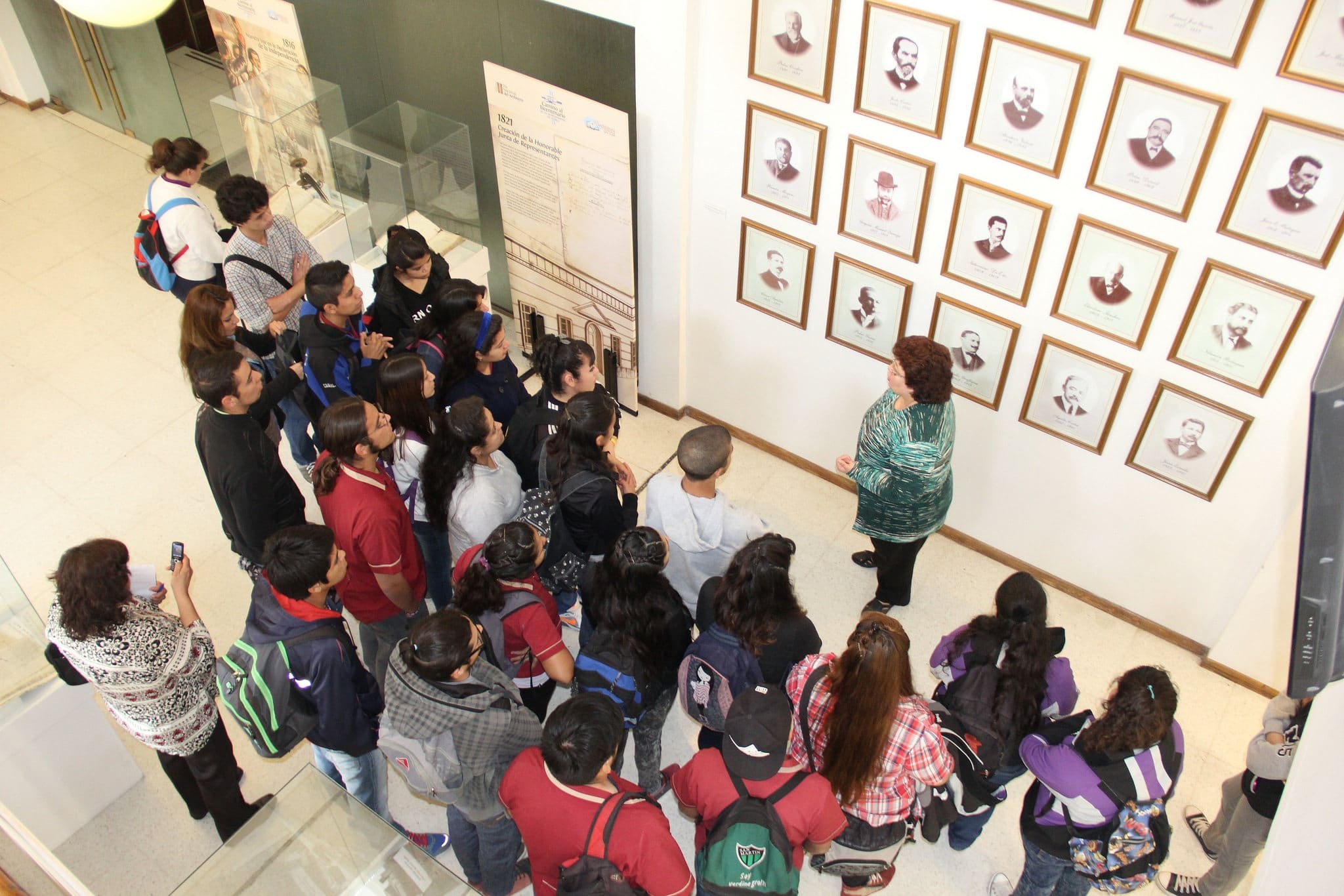 Alumnos y docentes visitaron la Galería de Vicegobernadores.