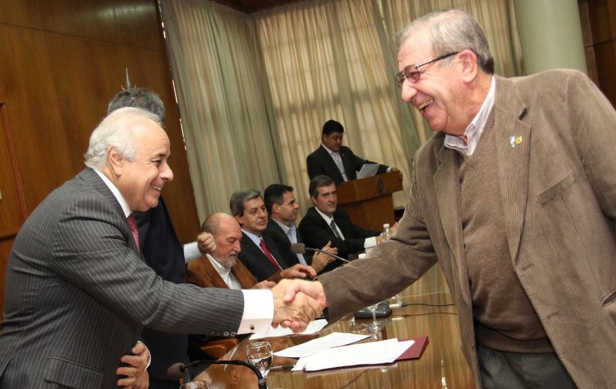 El vicegobernador, Marcelo Lima recibe el saludo del presidente de la Unión Industrial de San Juan, Gabriel Mesquida