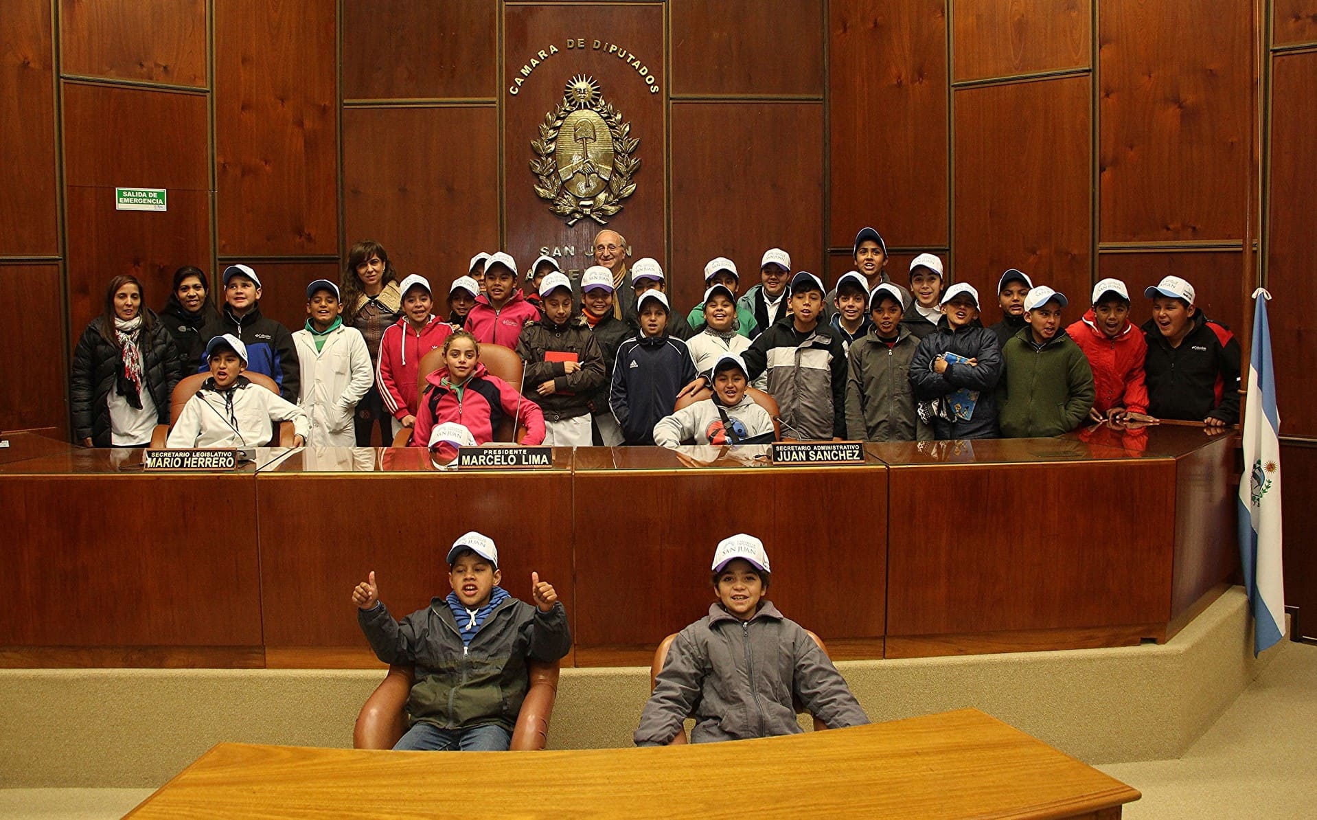 El diputado Rolando Cámpora junto a estudiantes y docentes de la escuela "Ernestina Echegaray de Andino" en la Legislatura provincial. 