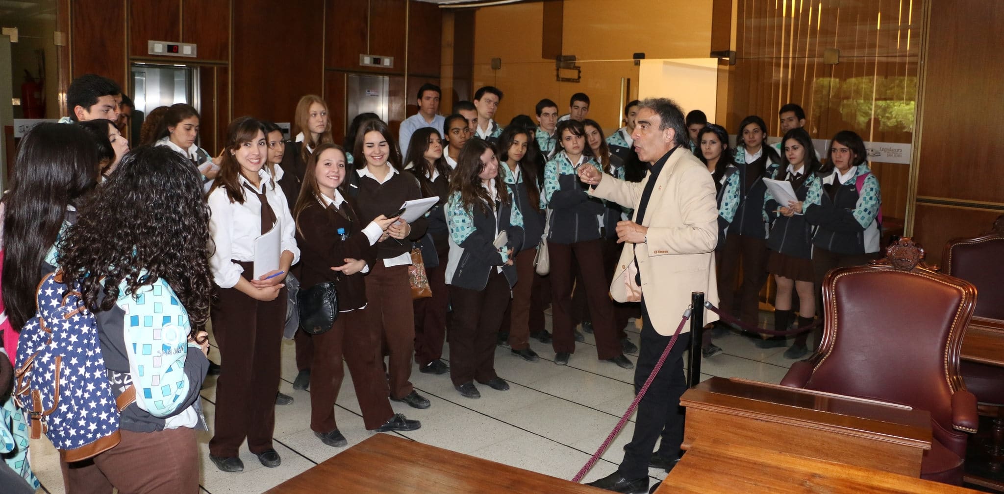 Alumnos y docentes del colegio "Santa Bárbara", presentes en la Cámara de Diputados. 
