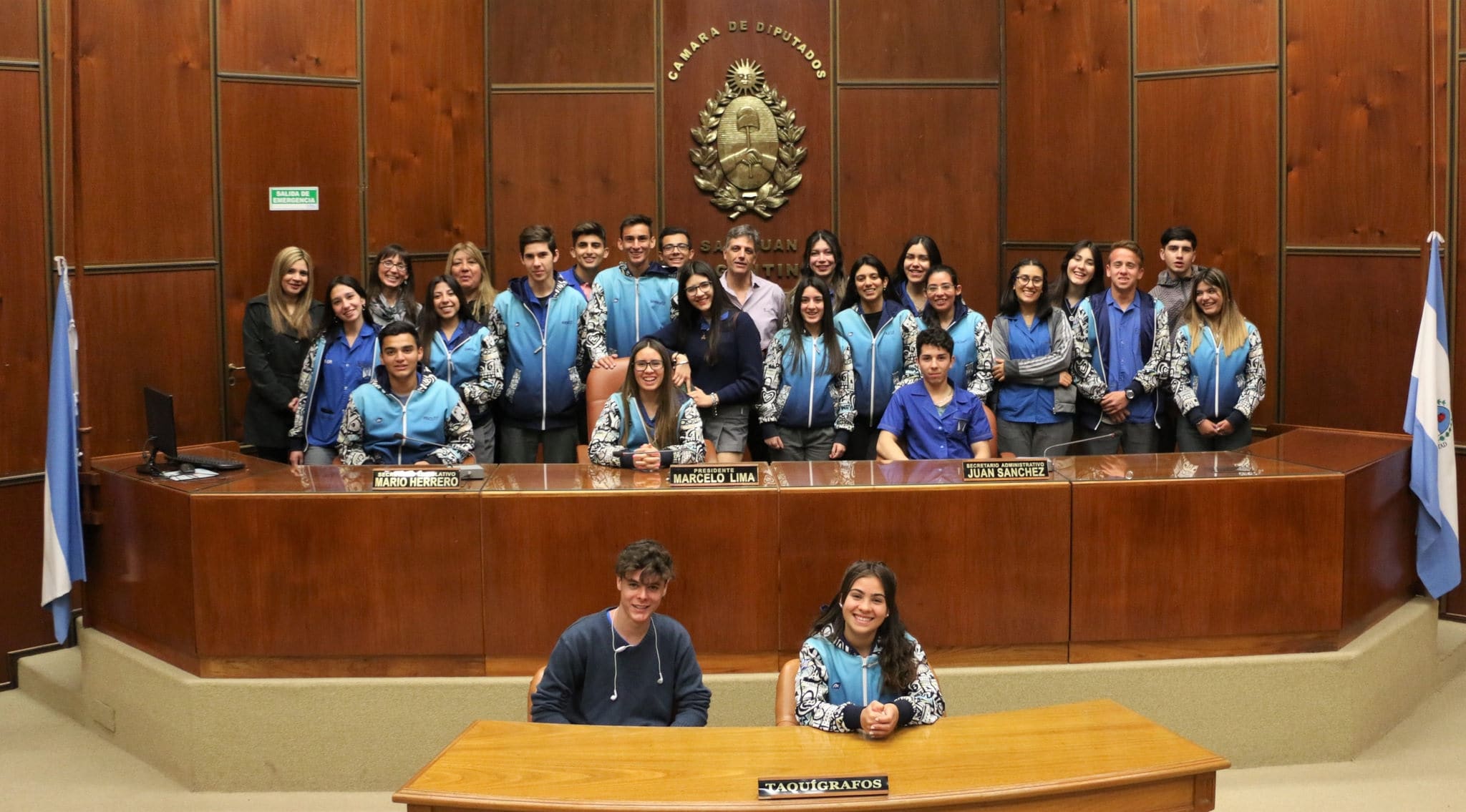 El diputado Leonardo Gioja junto a estudiantes y docentes del colegio Nacional Pablo Cabrera en el recinto de sesiones- año 2018. 