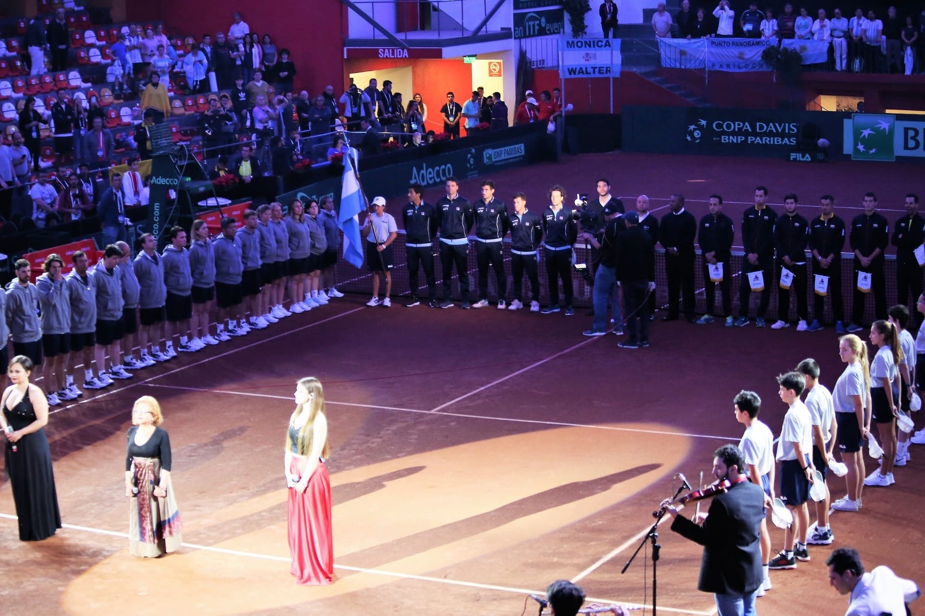 Las cantantes Claudia Pirán, Melisa Quiroga, Martina Flores y Giselle Aldeco, interpretaron las estrofas de los Himnos de las Repúblicas de Colombia y la Argentina.