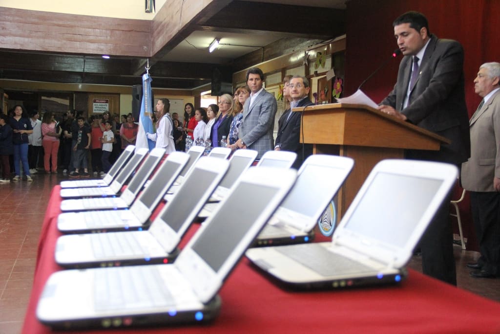 El Dr. Sergio Uñac presidió el acto de entrega de computadoras a alumnos y docentes