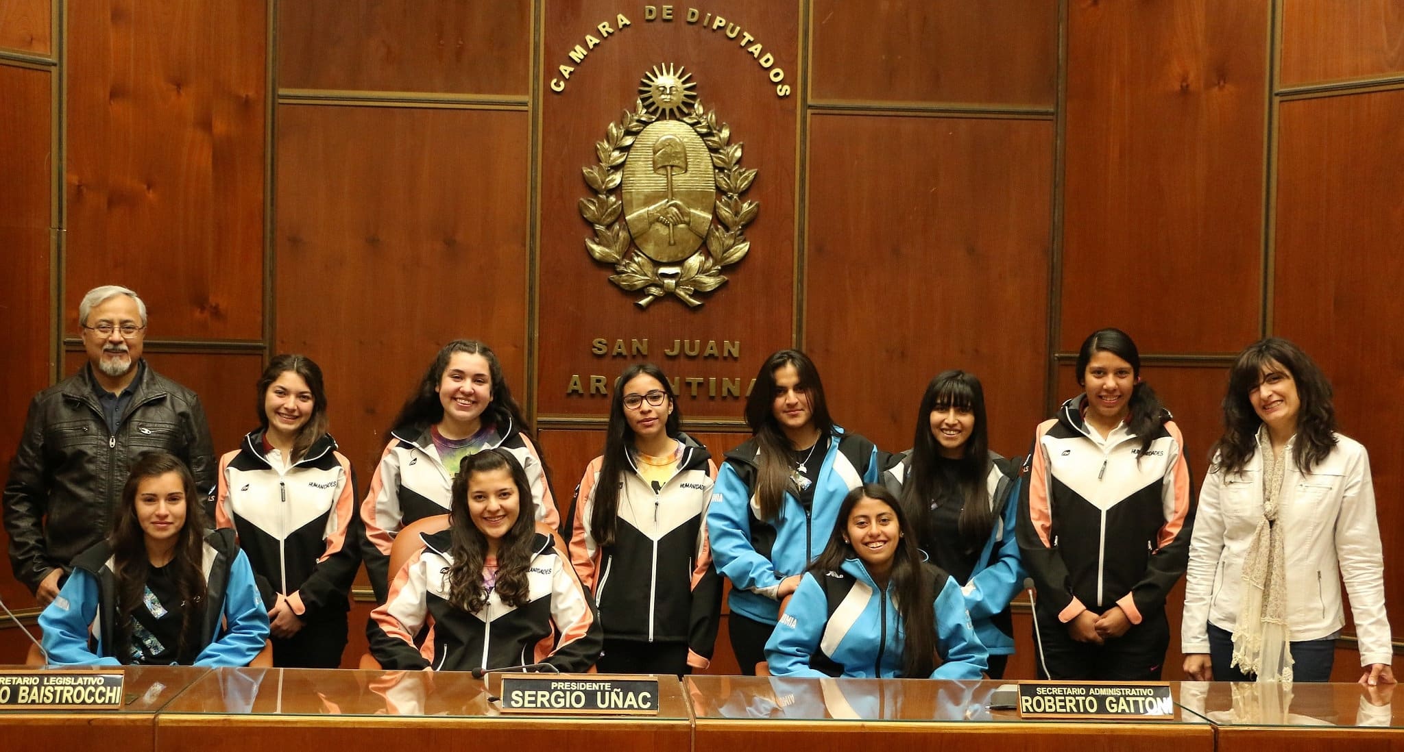 Alumnos y docentes de la escuela de Comercio Alfonsina Storni presentes en la Legislatura. 
