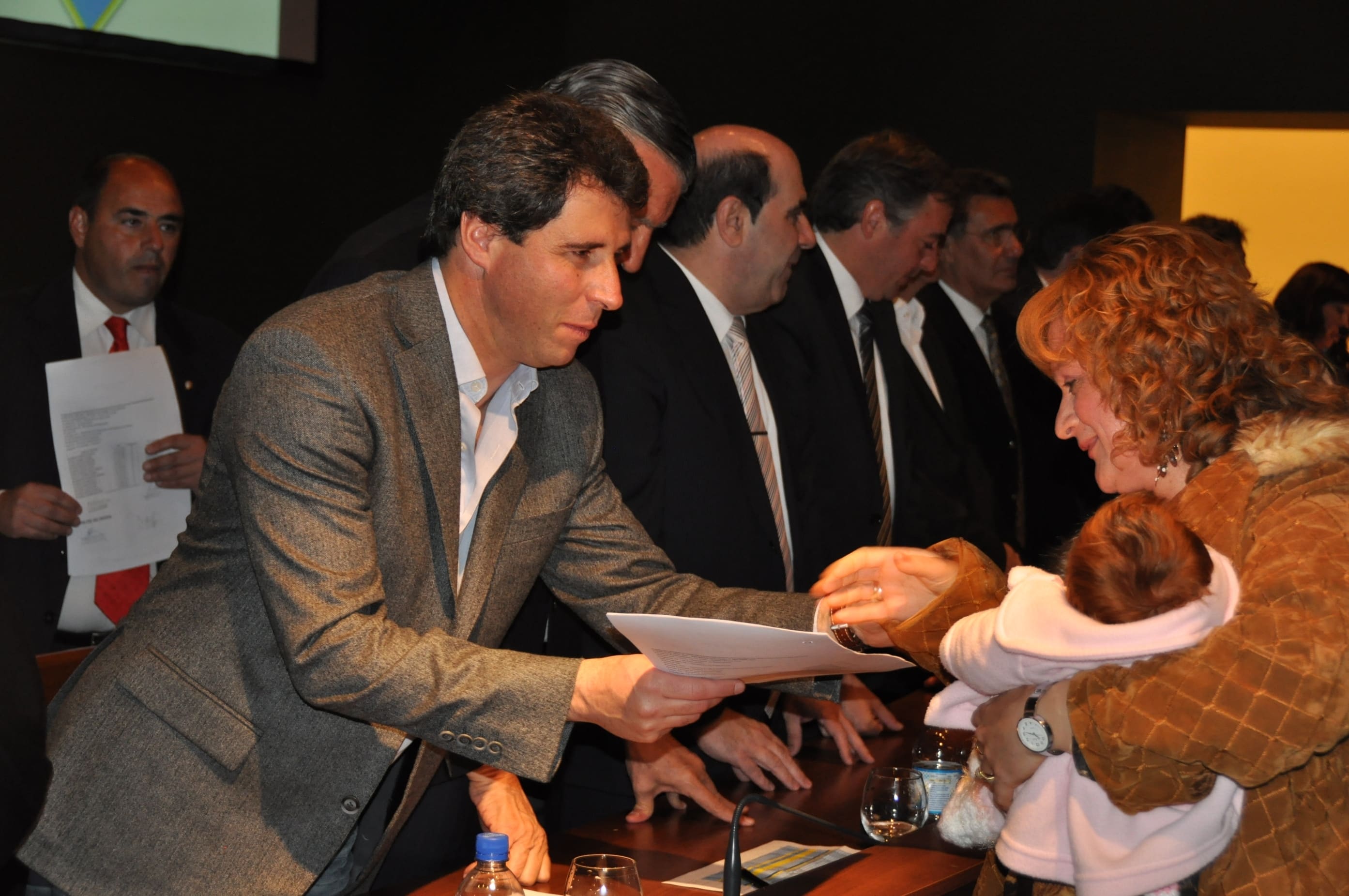 El vicegobernador Sergio Uñac haciendo entrega del certificado a una de las empleadas públicas.  