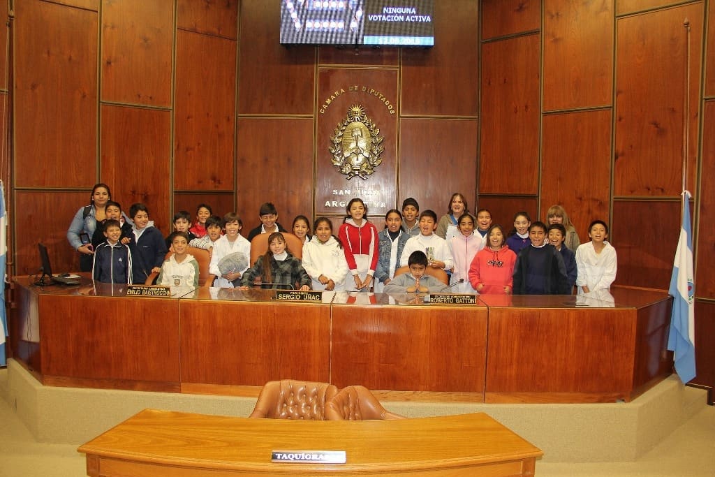 Alumnos y docentes de la escuela “Miguel de Cervantes Saavedra” presente en la Legislatura provincial. 