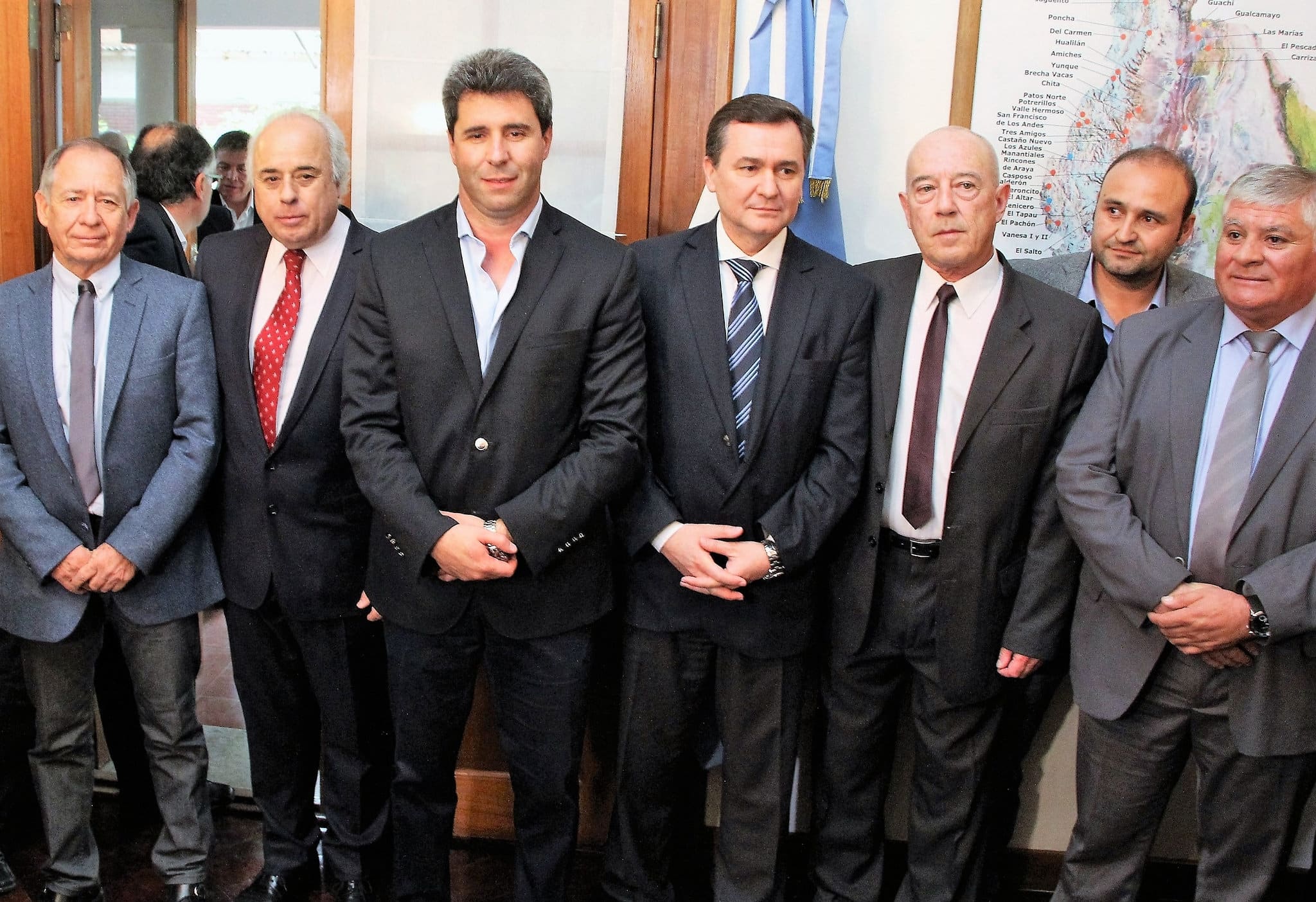 El vicegobernador Marcelo Lima junto a los nuevos secretarios del Ministerio de Minería. 