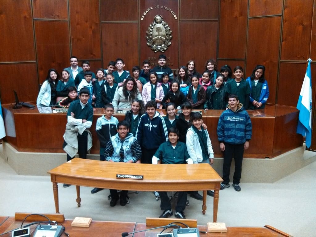 Estudiantes de la escuela Arturo Illia presentes en la Legislatura Provincial. 