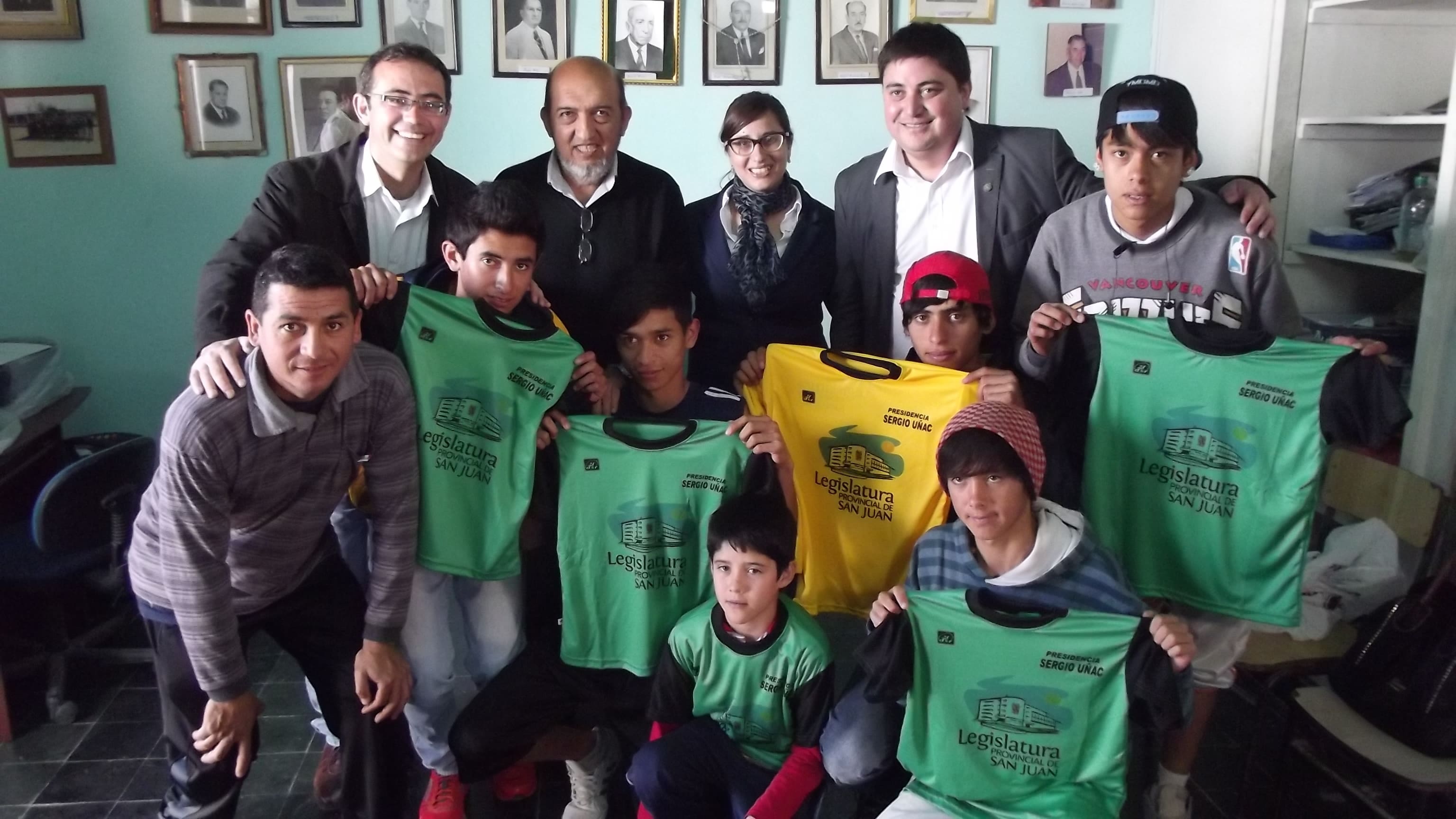 Los diputados provinciales Cristian Morales y Horacio Espejo, junto a jóvenes del club Sportivo Jáchal.