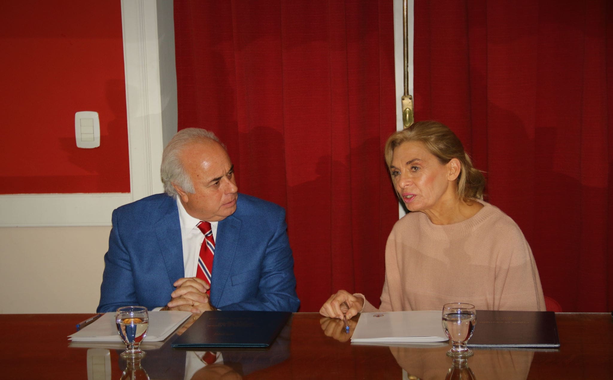 El vicegobernador Marcelo Lima junto a la vicegobernadora de Mendoza, Laura Montero en la firma de un convenio de colaboración entre ambas provincias. 