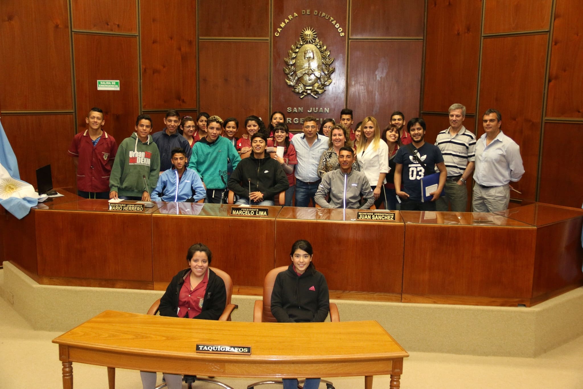 El diputado Andrés Chanampa junto a estudiantes y docentes del colegio Manuel Alvar López presentes en la Cámara de Diputados. 