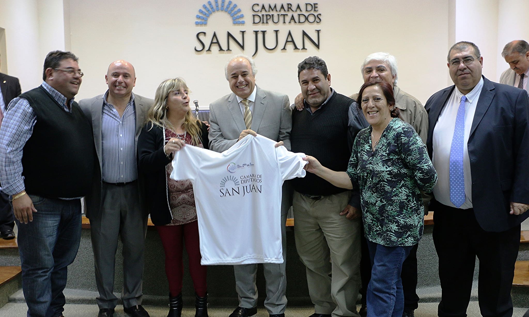 El vicegobernador Marcelo Lima y el diputado Pablo García Nieto, junto a miembros de A.P.E.L. que participarán en las olimpiadas Legislativas 2016 en Tucumán. 