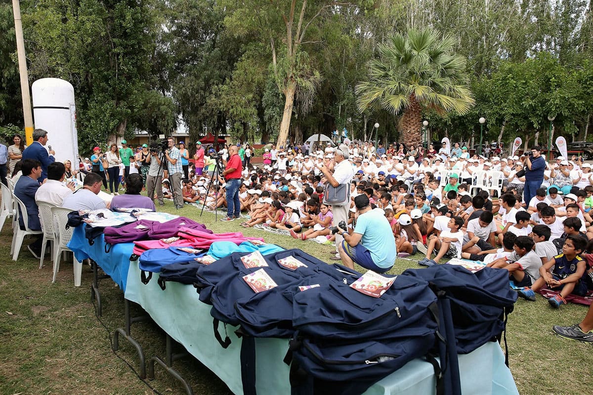 El vicegobernador Marcelo Lima en la entrega de kit escolares y guardapolvos a los niños que asisten a las colonias de verano 2018. 