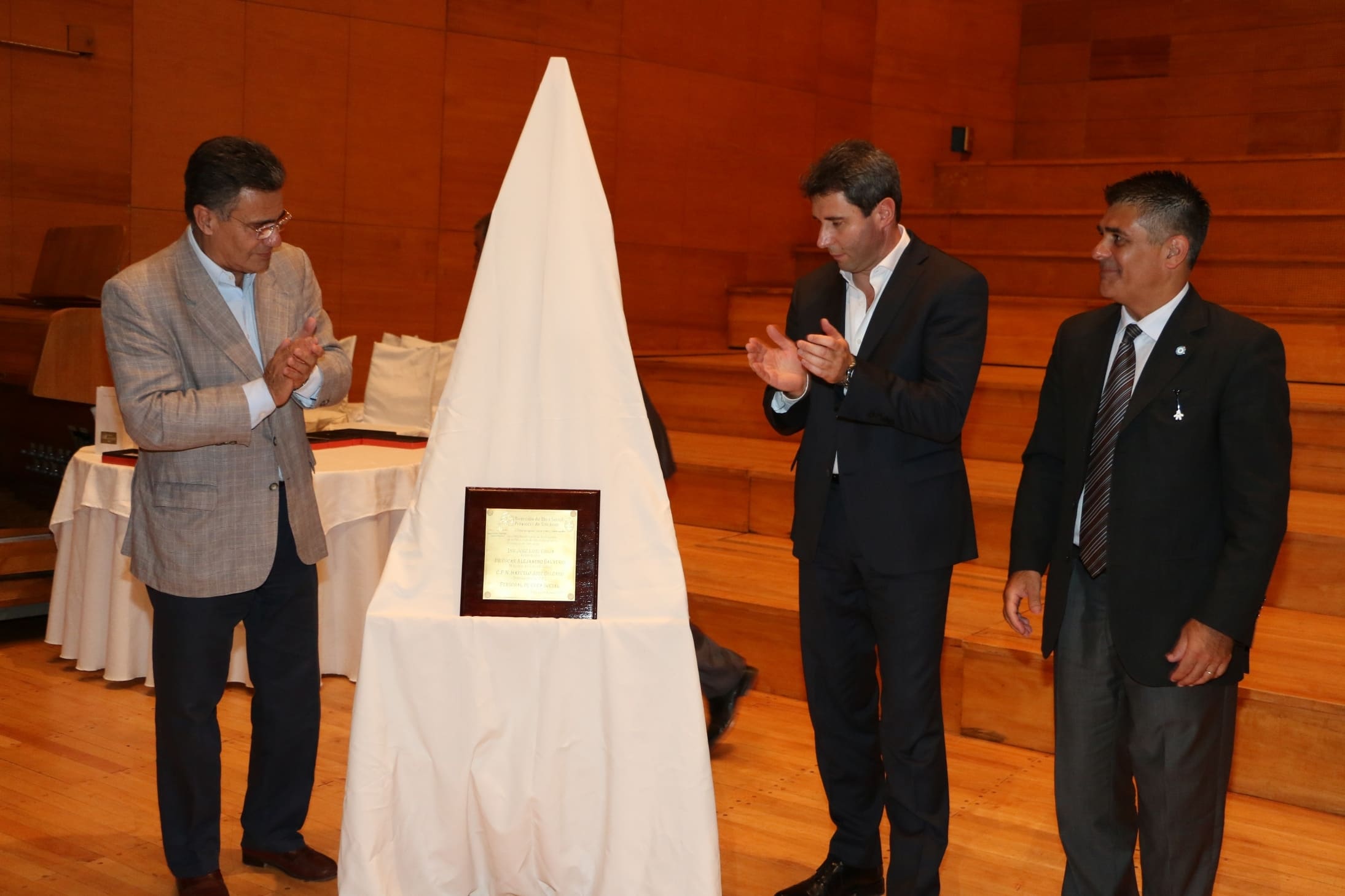 Las autoridades, encabezadas por el vicegobernador, descubrieron la placa conmemorativa por los 60 años de la OSP.