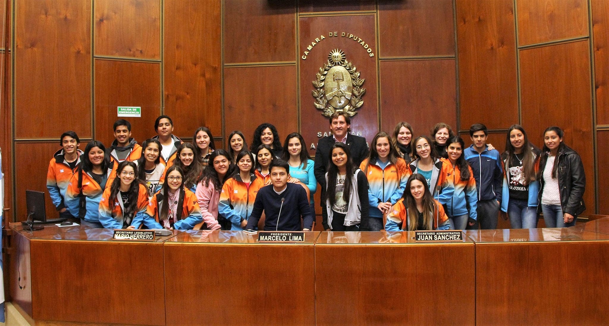 El diputado Carlos Maza Pezé junto a estudiantes y docentes del colegio "Nuestra Señora del Cármen" en la Legislatura provincial. 