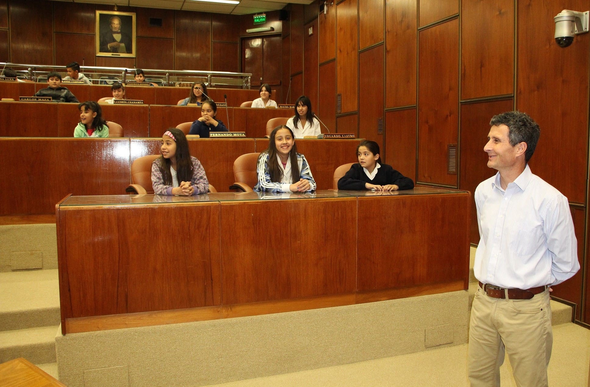 El diputado Carlos Platero junto a estudiantes y docentes de la escuela "José Aristóbulo García” en la Legislatura. 