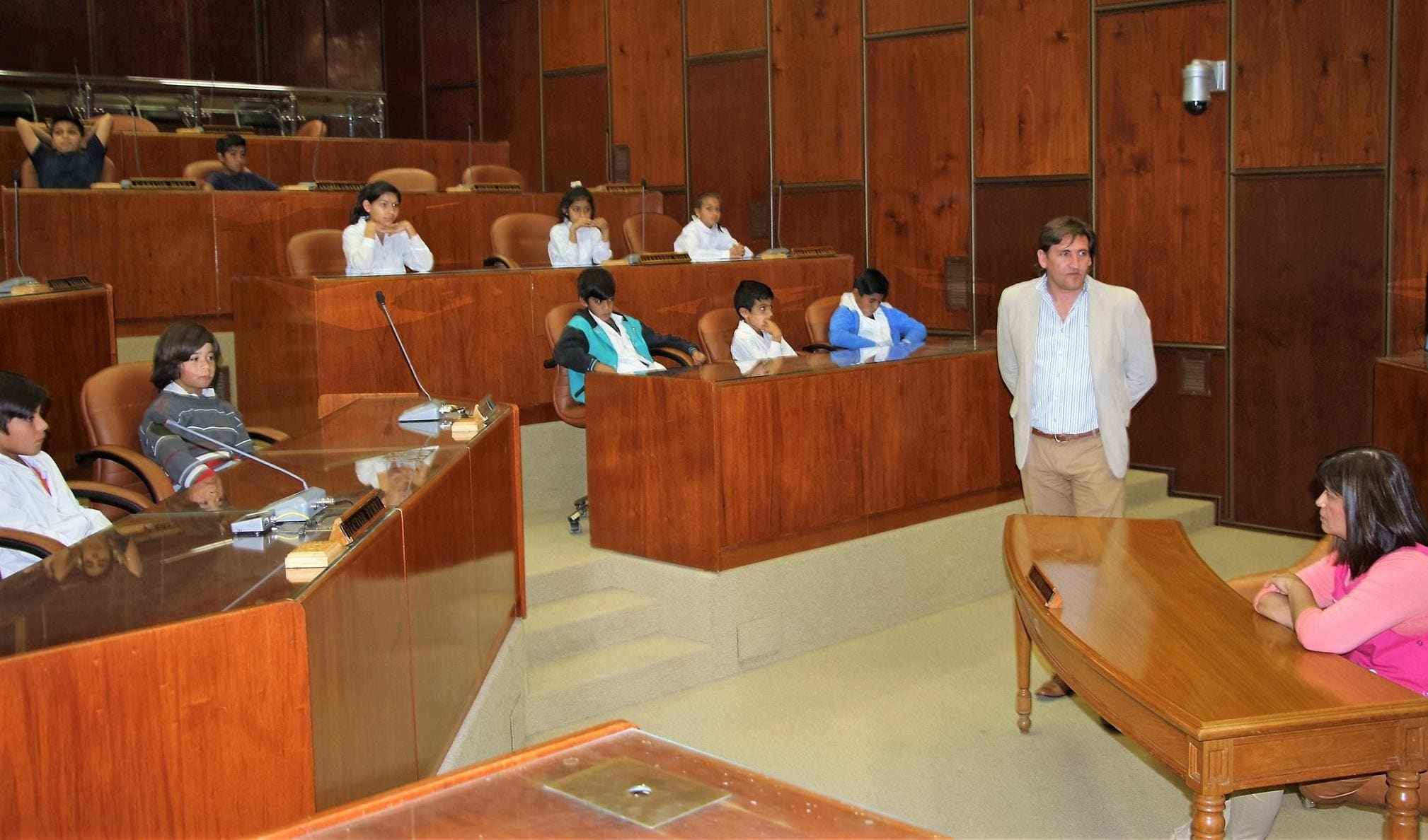 El diputado Carlos Maza Pezé junto a estudiantes y docentes de las escuelas Dr. Bernardo Houssay y  Mary Mann en la Cámara de Diputados. 