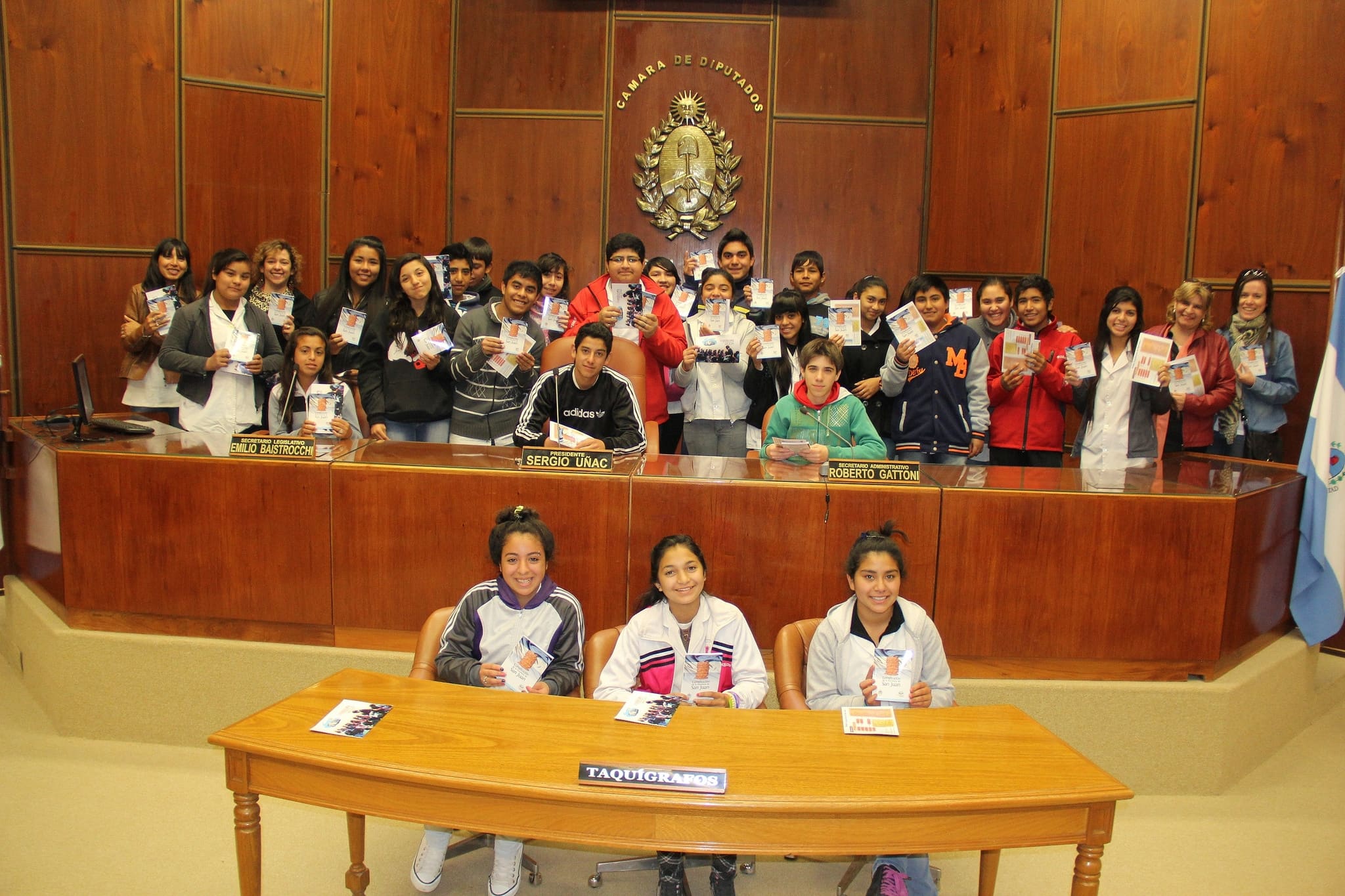 Los alumnos y docentes que visitaron la Legislatura recibieron una Constitución de la Provincia de San Juan.